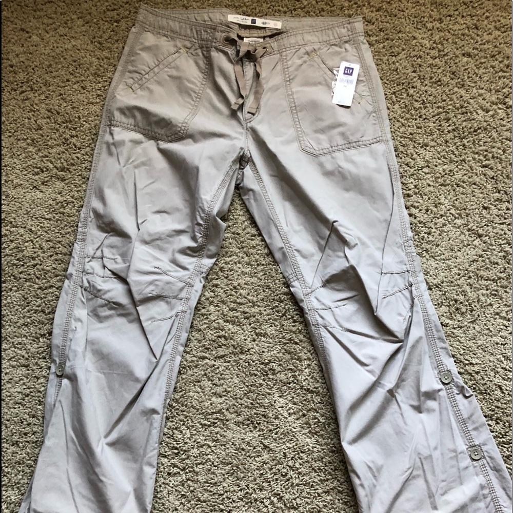 Three length rolled up pants.